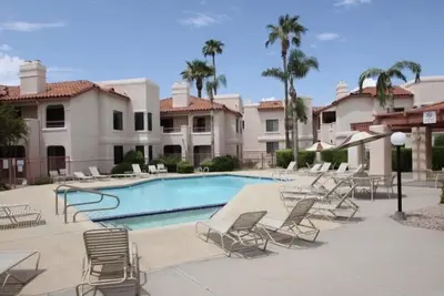 Image de Your Scottsdale Getaway awaits you with this wonderful poolside condo!