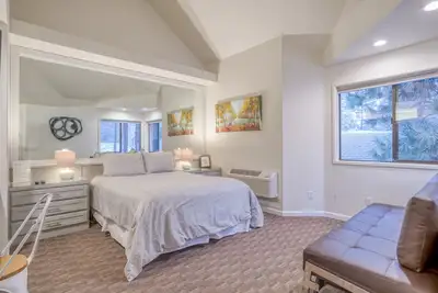 Image de Private, Hotel Style Suite in Bend. River Ridge 603b