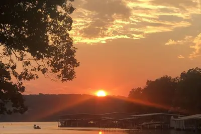 Image de Tranquility Cove, 2 Private Cottages, Boat Rentals available on site, 600 ft shoreline, boat dock, nice no wake cove.