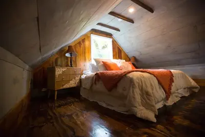 Image de Tranquil Treehouse Cottage, King Bed, River View