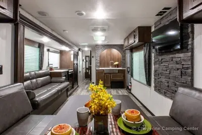 Image de 2020 Travel Trailer with 1 queen bedroom & a king or 2 twins & pool