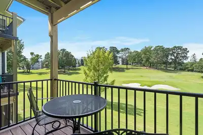 Image de Queen Bedroom Condo with Full Kitchen & Balcony