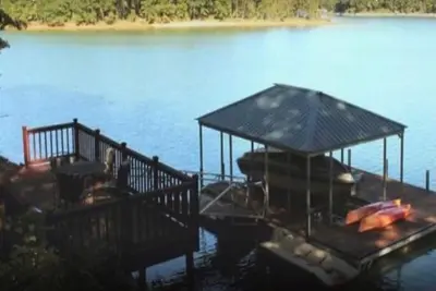 Image de Located on beautiful Lake Keowee