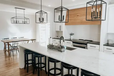 Image de Bright stylish home minutes to downtown! New build with Huge pool/hot tub combo!