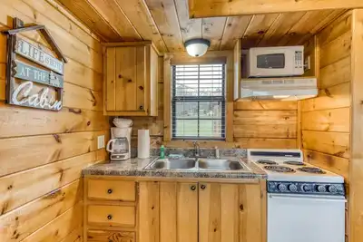 Image de Four cozy cabins w/ private hot tubs & shared pool + free attraction tickets