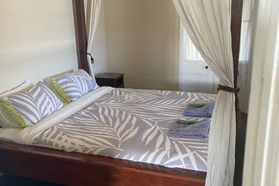 Image de 4-Bed QLDer: Deck+Tv, 100m to Water Park & Caneland, 3 Car Parks. Sleeps 11