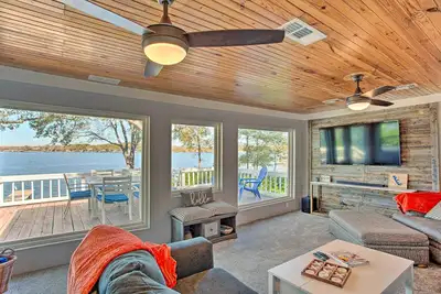 Image de Dock & Fire Pit: Lakefront Cedar Creek Home!