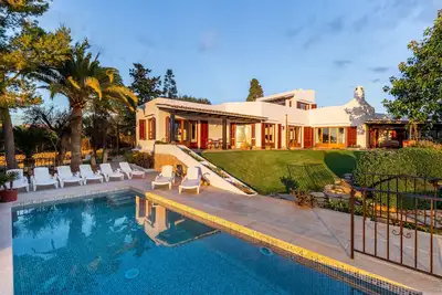 Image de Villa Bon Viure avec vue sur la mer, connexion Wi-Fi, climatisation, piscine, jardin et terrasses ; parking disponible