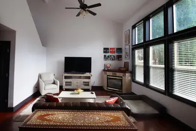 Image de Amazing Gem. Near airport and right next to park. 7mins to Dt!