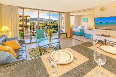 Image de Breezy Waikiki retreat w/ lanai & beach access