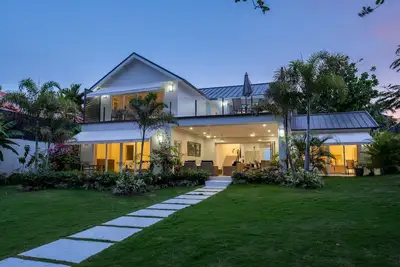 Image de 8 Bedroom Luxury Villa - Absolute Seaside Property