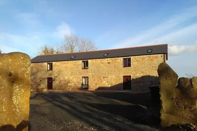 Image de 3 bedroom house in quiet but convenient country location looking onto fields.