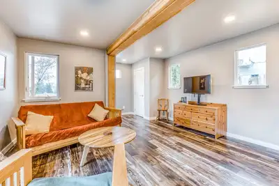 Image de Beautiful storage container home w/ Columbia Gorge views & prime location