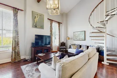 Image de Charming downtown home in heart of Charleston with loft, tranquil courtyard & Ac