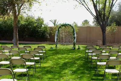 Image de Peoria Pool House: resort style back yard w  2 pools, waterfalls, grass acre