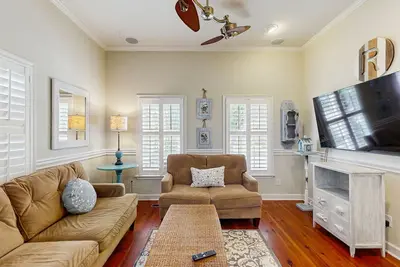 Image de North Central, 30-Day Rental Home w/Double Porches, Garden Patio, and Free WiFi