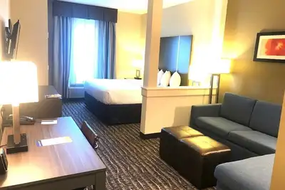 Image de Comfort Suites Near Sam Houston Race Park.