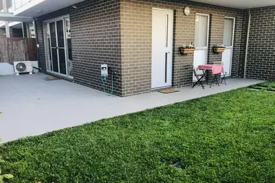 Image de Pet-Friendly Central Stay | 2br/2ba + Fenced Yard & Covered Secure Parking!