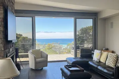 Image de Spectacular ocean views in a contemporary home with space for everyone.
