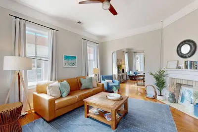 Image de Historic upstairs condo in downtown Charleston w/free WiFi - perfect for groups