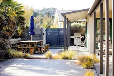 Image de Quiet, Modern, Sunny Home