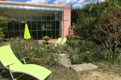 Image de Ecolodge \"Au Fil de l'Eau\". Piscine dans jardin intérieur. Proche Isle/Sorgue.