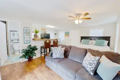 Image de Furnished Blue door Studio home central- near restaurants, shopping and Lake