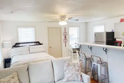 Image de Furnished Red Studio central location near restaurants, Lake & shopping