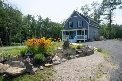 Image de Clara's Cottage is in a private location but so close to the Beach!