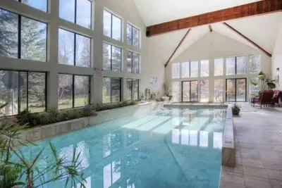 Image de Swim, Hike, Ski, Luxury