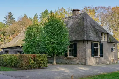 Image de Ferme au toit de chaume dans la forêt