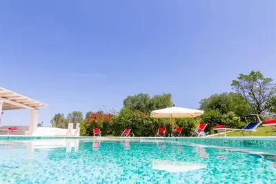 Image de Trullo dans une piscine privée paisible dans les Pouilles, grands espaces extérieurs, barbecue, parking
