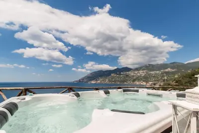 Villa relaxante sur la mer près de la plage, maxi jacuzzi et vue imprenable et parking