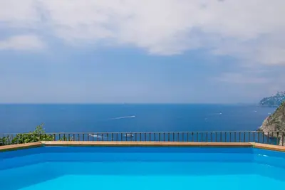 Image de Villa Superbe vue, piscine privée, emplacement paisible près de la plage