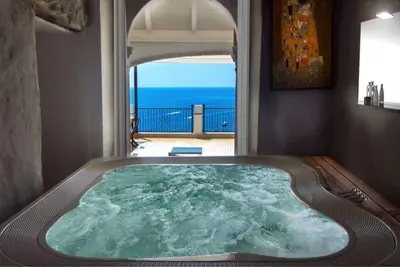 Image de Propriété exclusive à Positano avec piscine privée, accès direct à la plage aménagée