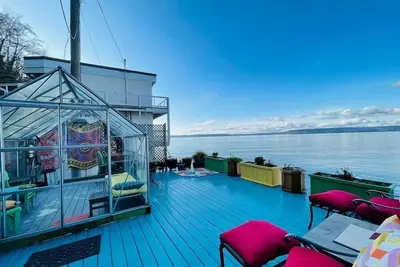 Image de It's a jewel box suspended on Puget Sound! ' Breathtaking, peaceful, private. . .