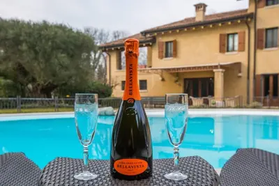 Image de Il sole ad est, Exclusive Farmhouse private pool surrounded by greenery nearLake