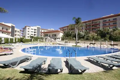 Image de Comfortable 2 Bedroom Apartment w/ WiFi + A/C+ Pool, 15 min Walk to Beach &Town
