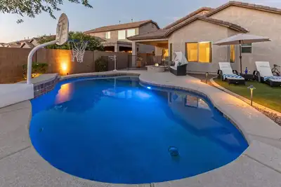 TVs All BRs, Htd Pool, Fire Pit, Paradise for Hikers/Bikers/Golfers