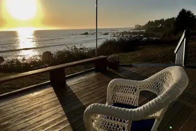 Image de Charming Oceanfront Cottage; Stunning Ocean Views, Hot Tub & Nearby Beach Access