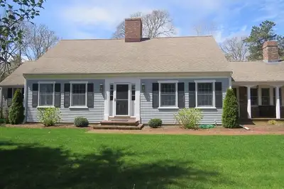 Image de Spacieuse maison de trois chambres dans Riverbay offre beaucoup d'espace habitable sur un 1/2 acres boisé coin de rue.