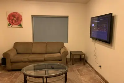 Image de Cozy 2 Bedroom Home. Great 4 Gem Show