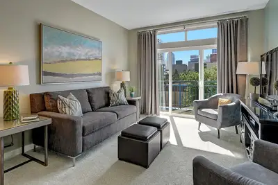 Image de City ★ Water View Oasis with Pool & Gym near Cruise in Heart of Seattle