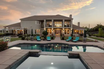 Image de Sunset Manor: Luxury Wine Country Estate; Pool, Views, Steps to Wilson Creek