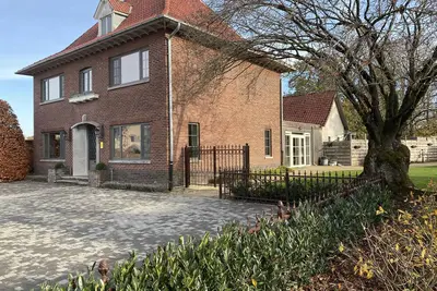 Image de Maison de groupe rurale avec jardin et garage