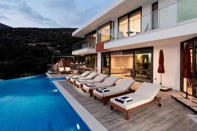 Fabulous Luxury 4 Bedroom Villa with Sea Views and Heated Pool
