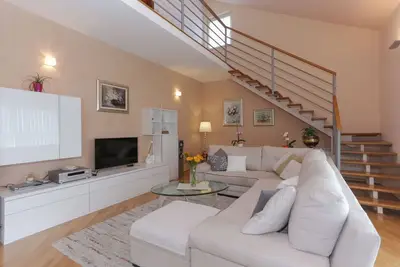 Samba, beautiful two-storey apartment with sea view balcony