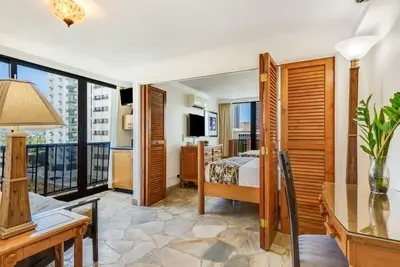 Image de 1 Bedroom W/Kitchenette and A/C - Bamboo at Waikīkī #1003