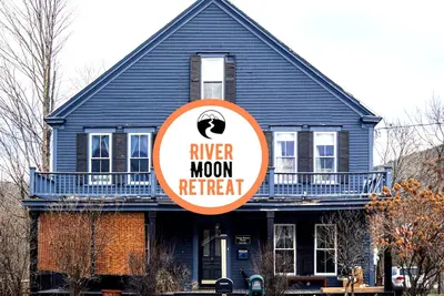 Image de ☀ Rivermoon Retreat ♡ 8 Bedrooms | Fun | Riverside ♡ Unique and Beautiful House