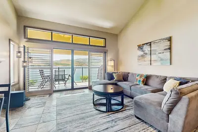 Image de Lakefront, two-bedroom condo + loft w/ shared pool & hot tub and high-speed WiFi
